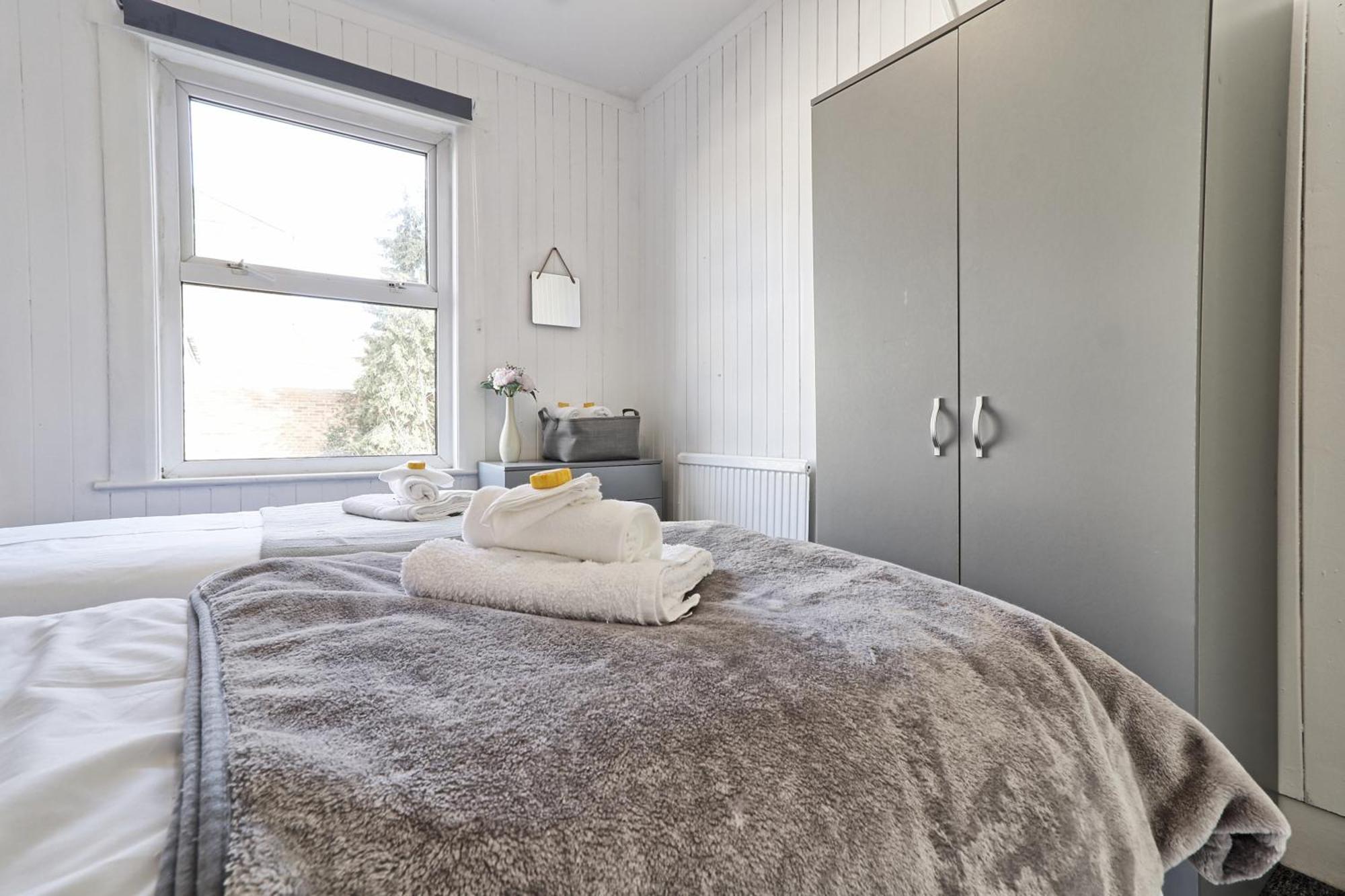 Beautiful Spacious Four Bedroom House With Parking For 2 Cars, 5 Minute Walk To Southend Station 외부 사진