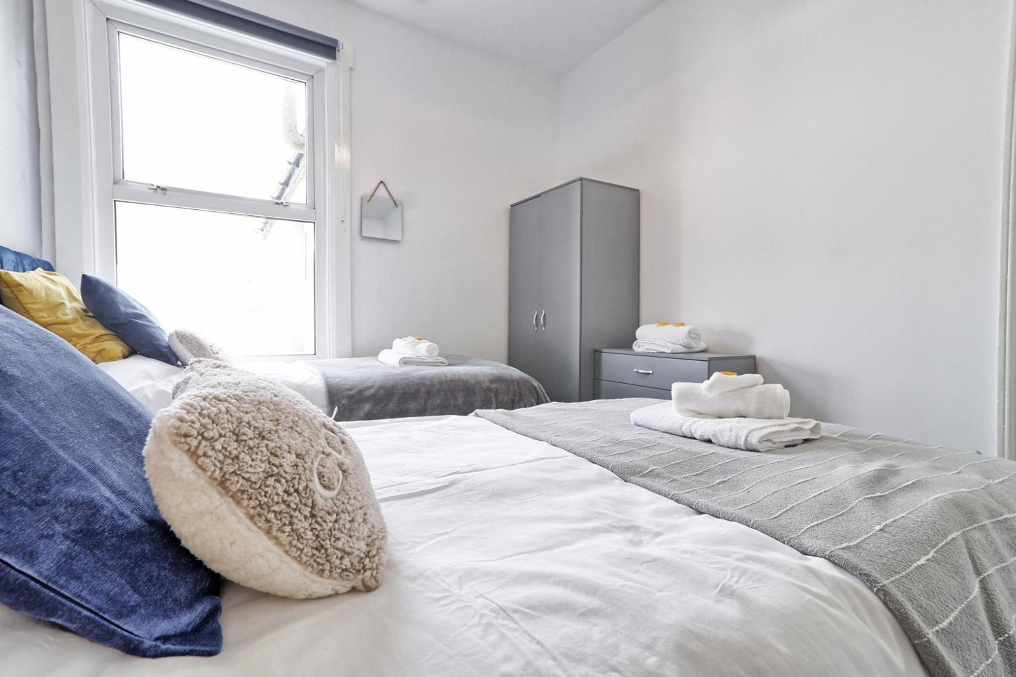 Beautiful Spacious Four Bedroom House With Parking For 2 Cars, 5 Minute Walk To Southend Station 외부 사진