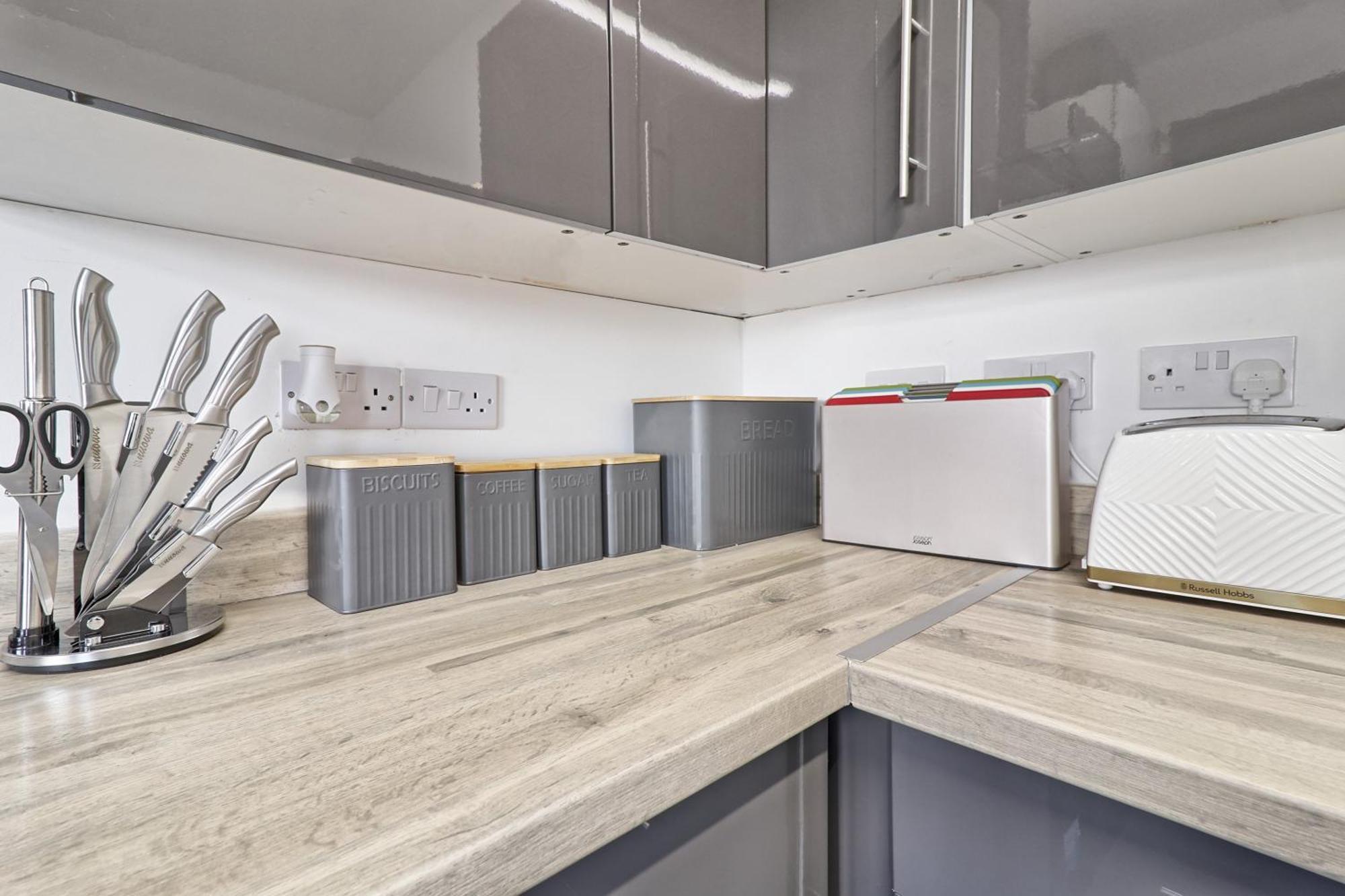 Beautiful Spacious Four Bedroom House With Parking For 2 Cars, 5 Minute Walk To Southend Station 외부 사진