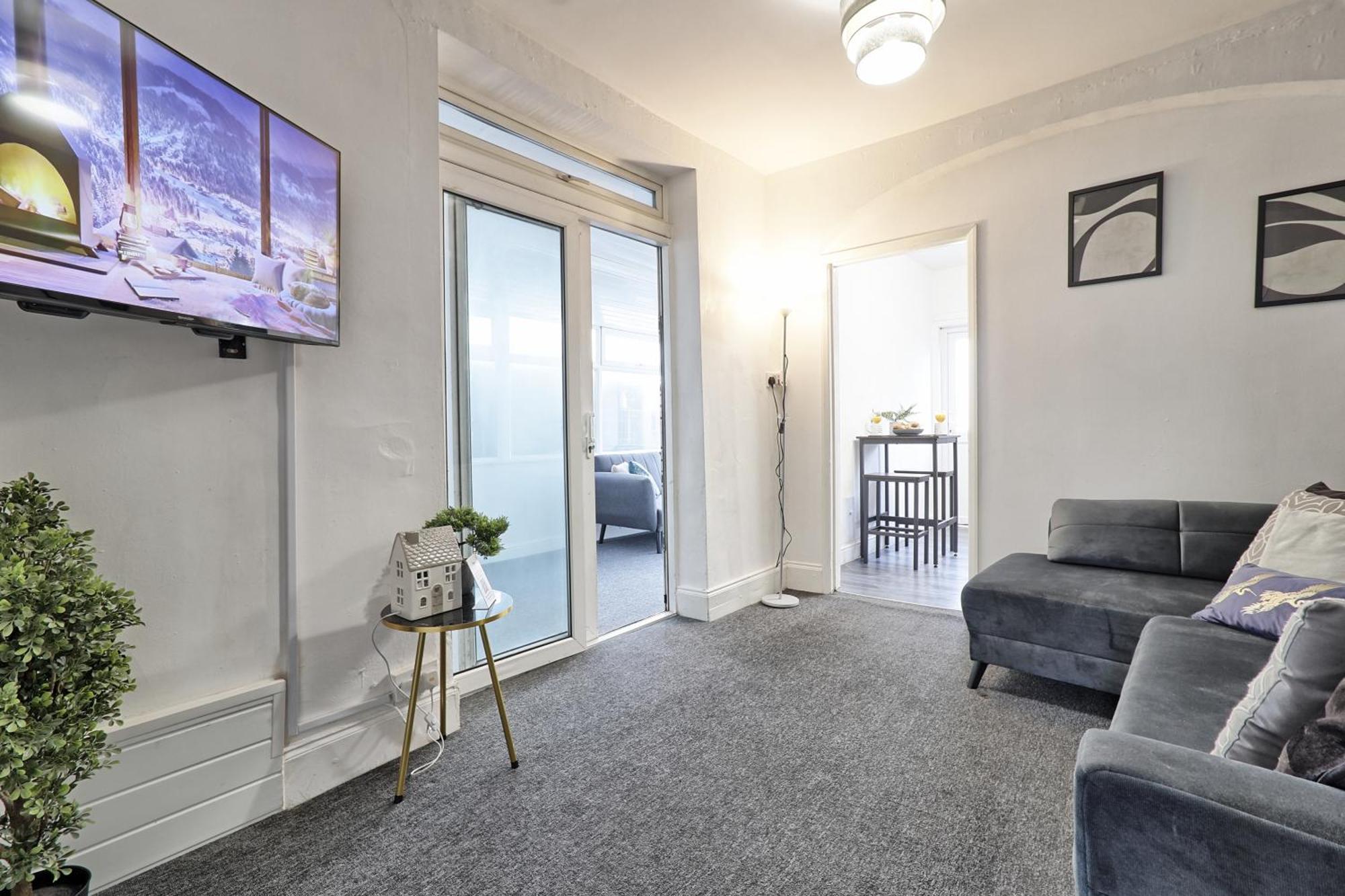 Beautiful Spacious Four Bedroom House With Parking For 2 Cars, 5 Minute Walk To Southend Station 외부 사진