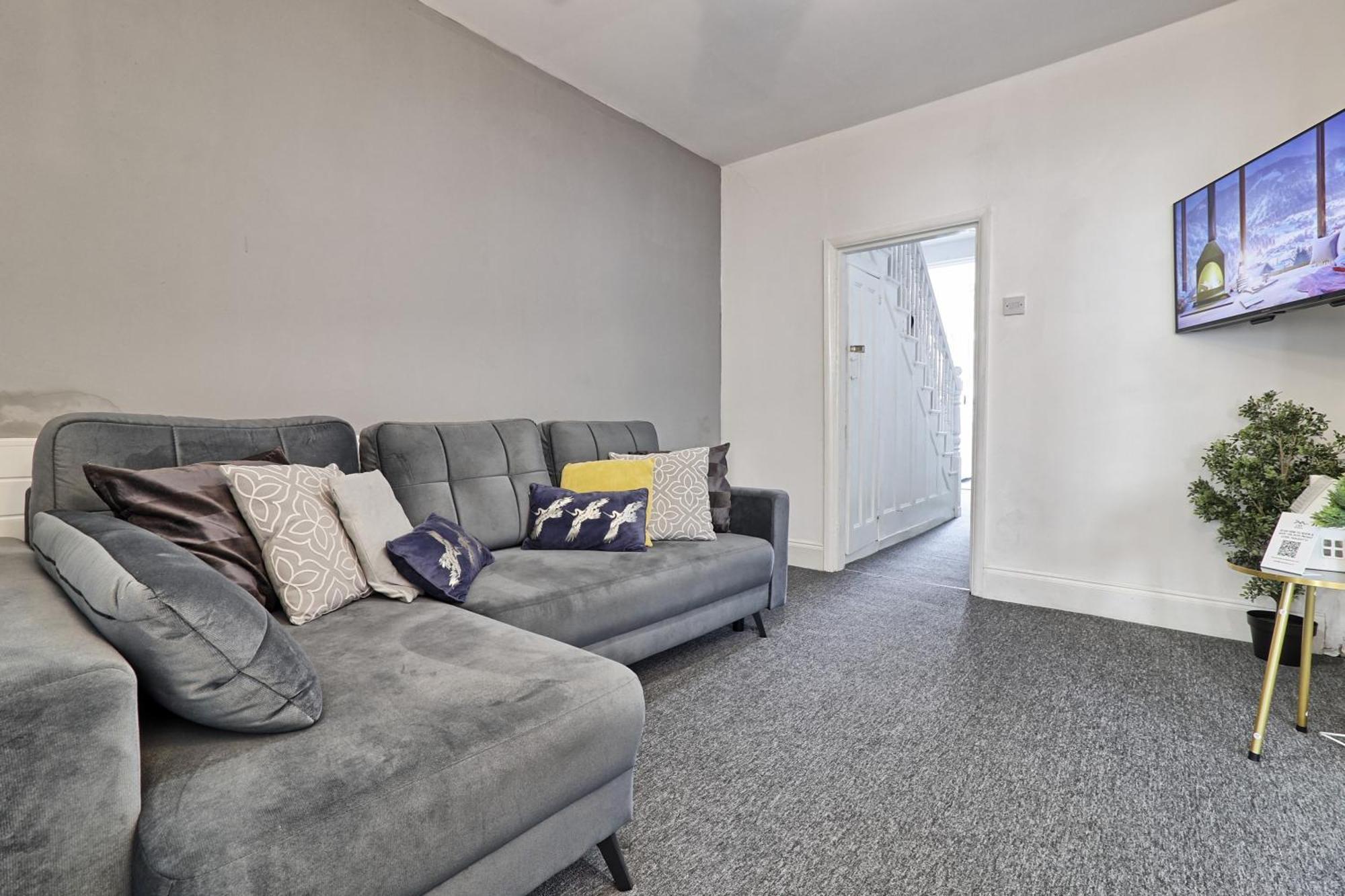 Beautiful Spacious Four Bedroom House With Parking For 2 Cars, 5 Minute Walk To Southend Station 외부 사진