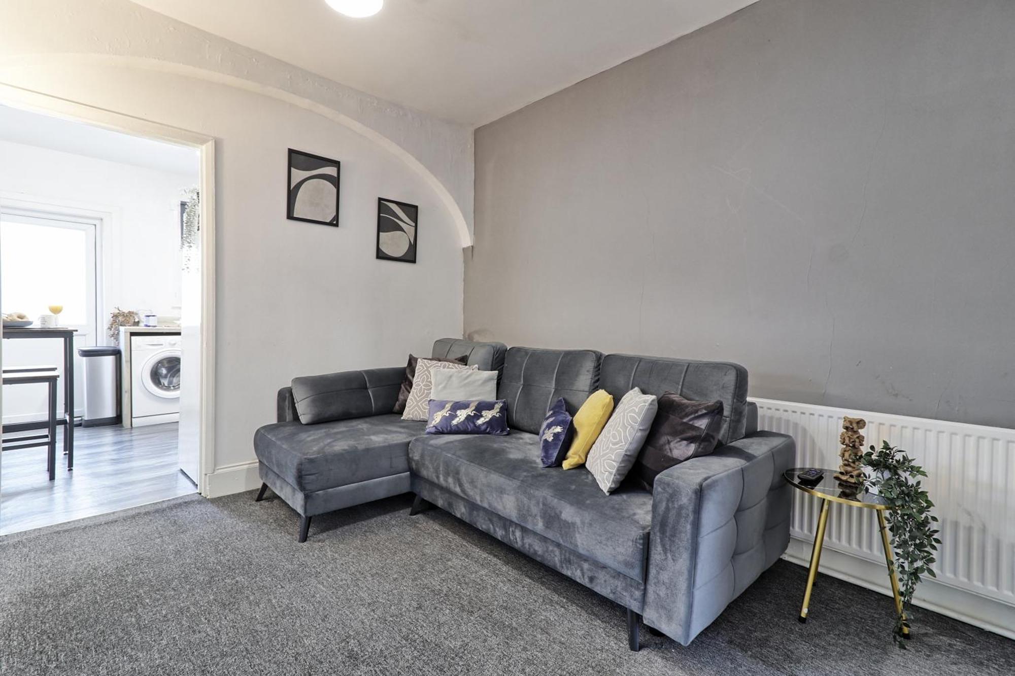 Beautiful Spacious Four Bedroom House With Parking For 2 Cars, 5 Minute Walk To Southend Station 외부 사진
