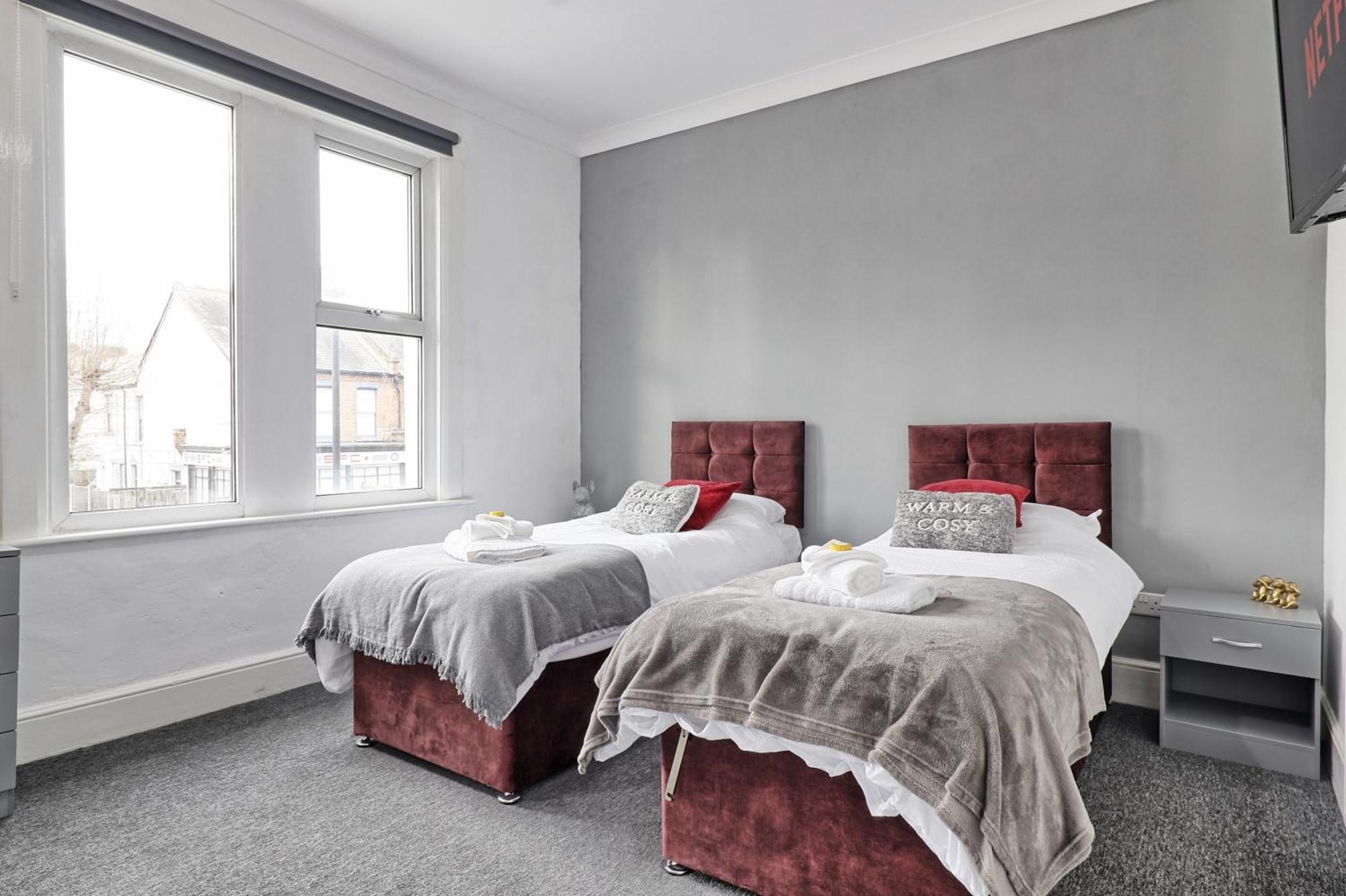 Beautiful Spacious Four Bedroom House With Parking For 2 Cars, 5 Minute Walk To Southend Station 외부 사진