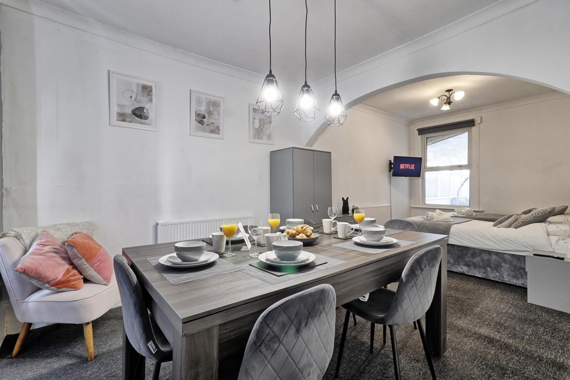Beautiful Spacious Four Bedroom House With Parking For 2 Cars, 5 Minute Walk To Southend Station 외부 사진