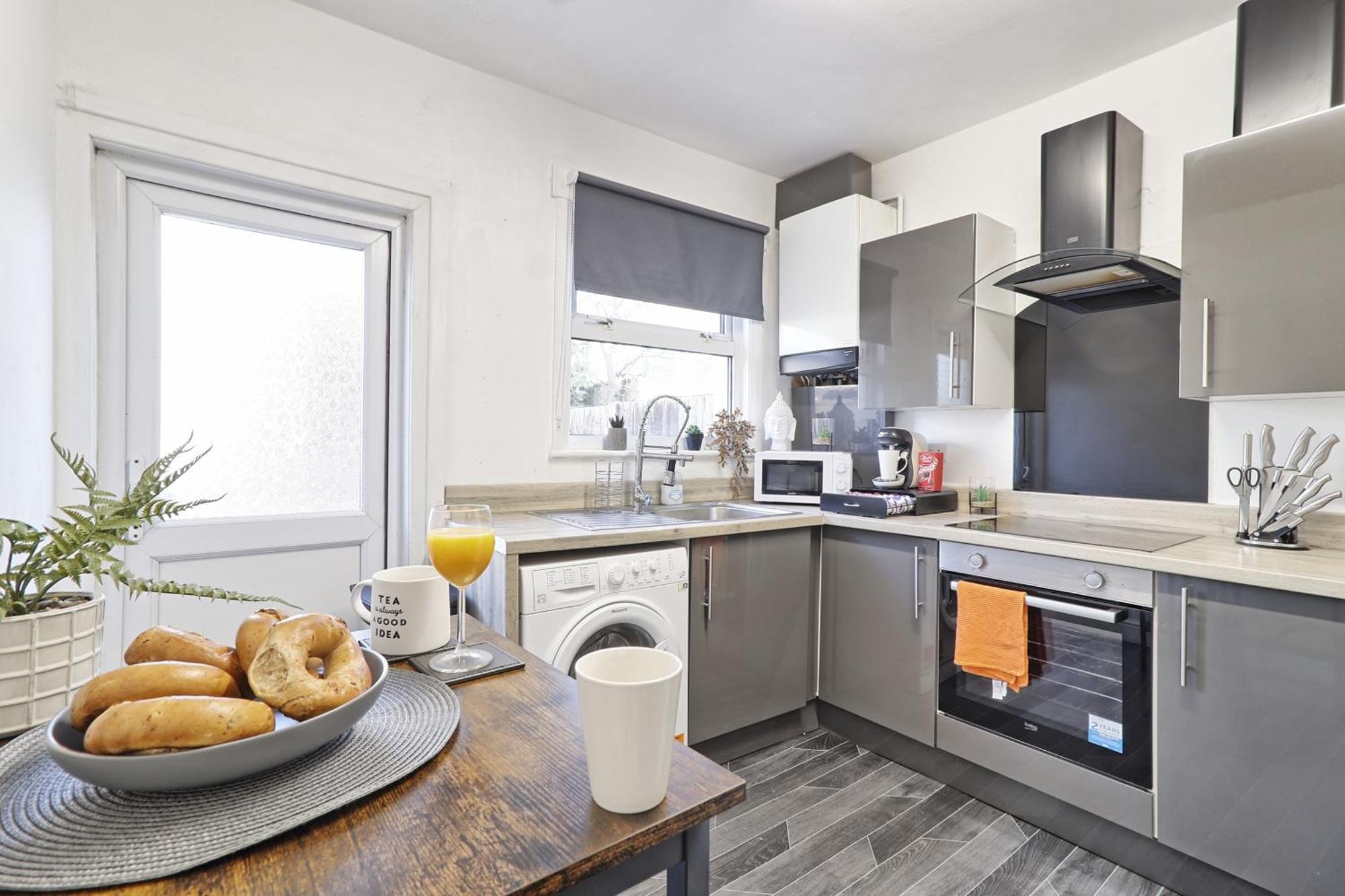 Beautiful Spacious Four Bedroom House With Parking For 2 Cars, 5 Minute Walk To Southend Station 외부 사진