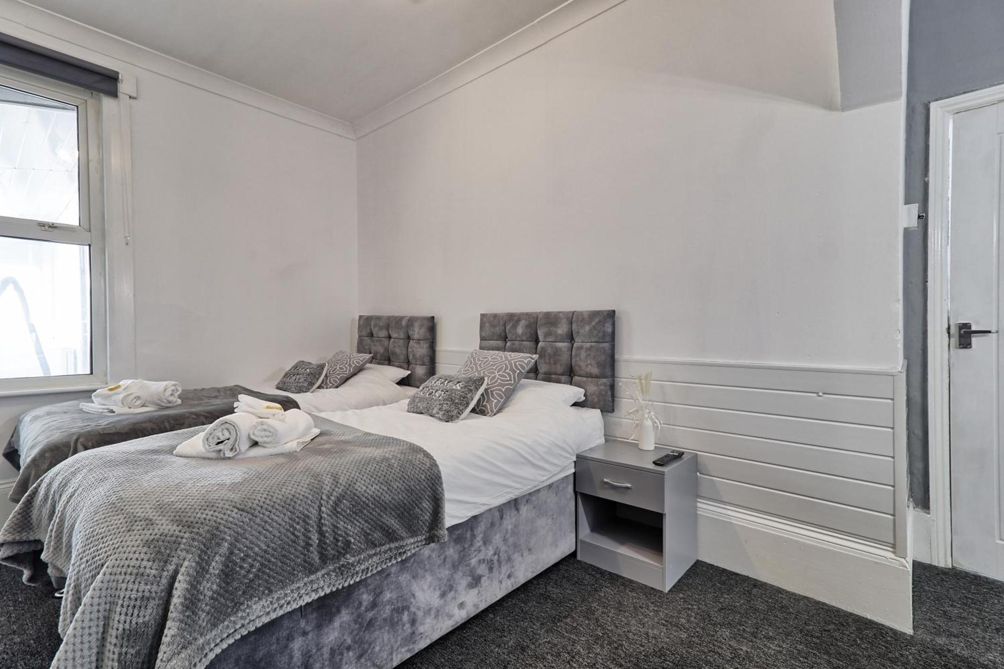 Beautiful Spacious Four Bedroom House With Parking For 2 Cars, 5 Minute Walk To Southend Station 외부 사진