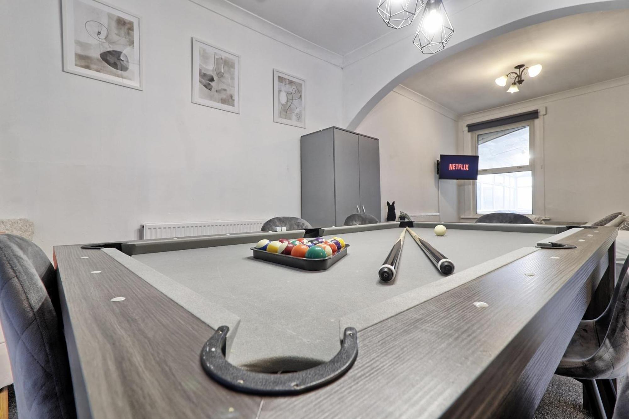 Beautiful Spacious Four Bedroom House With Parking For 2 Cars, 5 Minute Walk To Southend Station 외부 사진