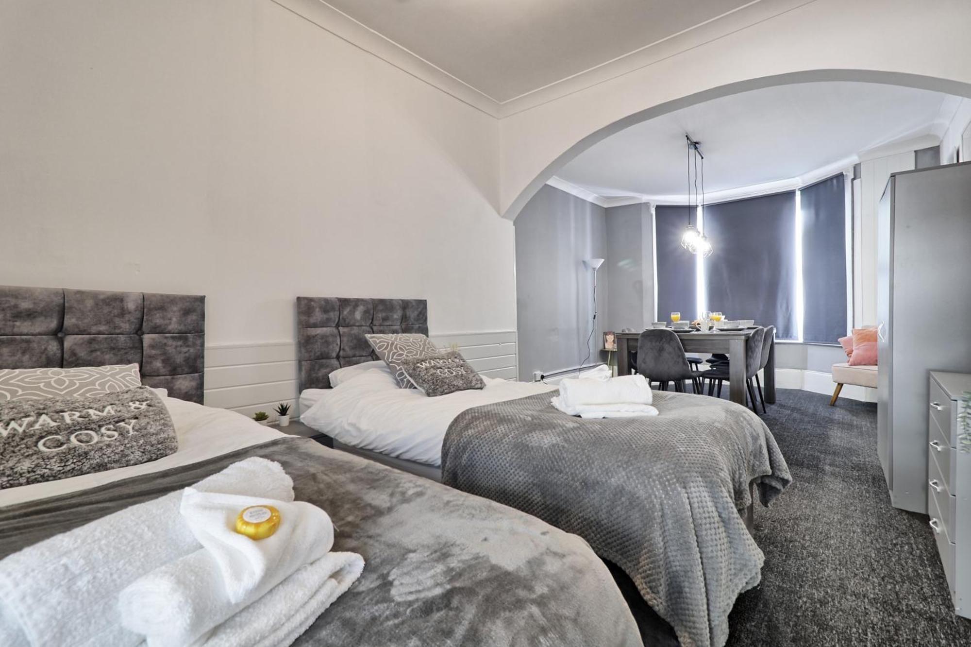 Beautiful Spacious Four Bedroom House With Parking For 2 Cars, 5 Minute Walk To Southend Station 외부 사진