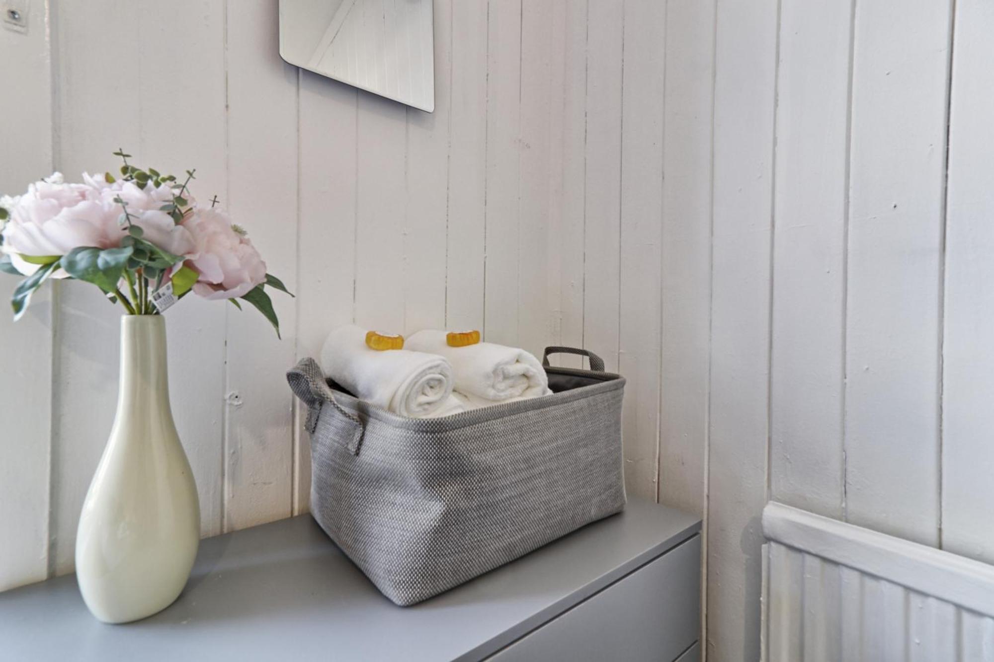 Beautiful Spacious Four Bedroom House With Parking For 2 Cars, 5 Minute Walk To Southend Station 외부 사진