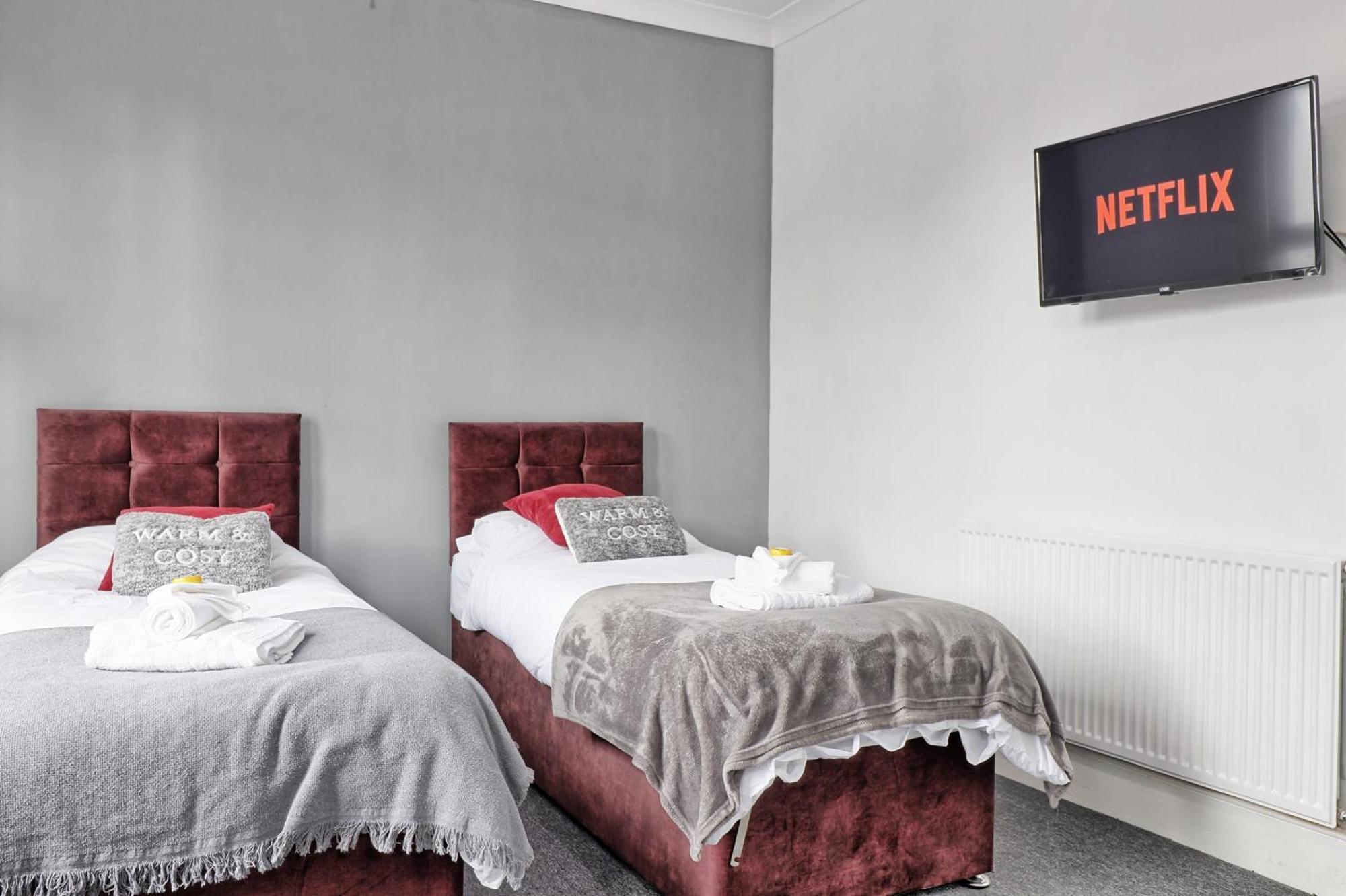 Beautiful Spacious Four Bedroom House With Parking For 2 Cars, 5 Minute Walk To Southend Station 외부 사진
