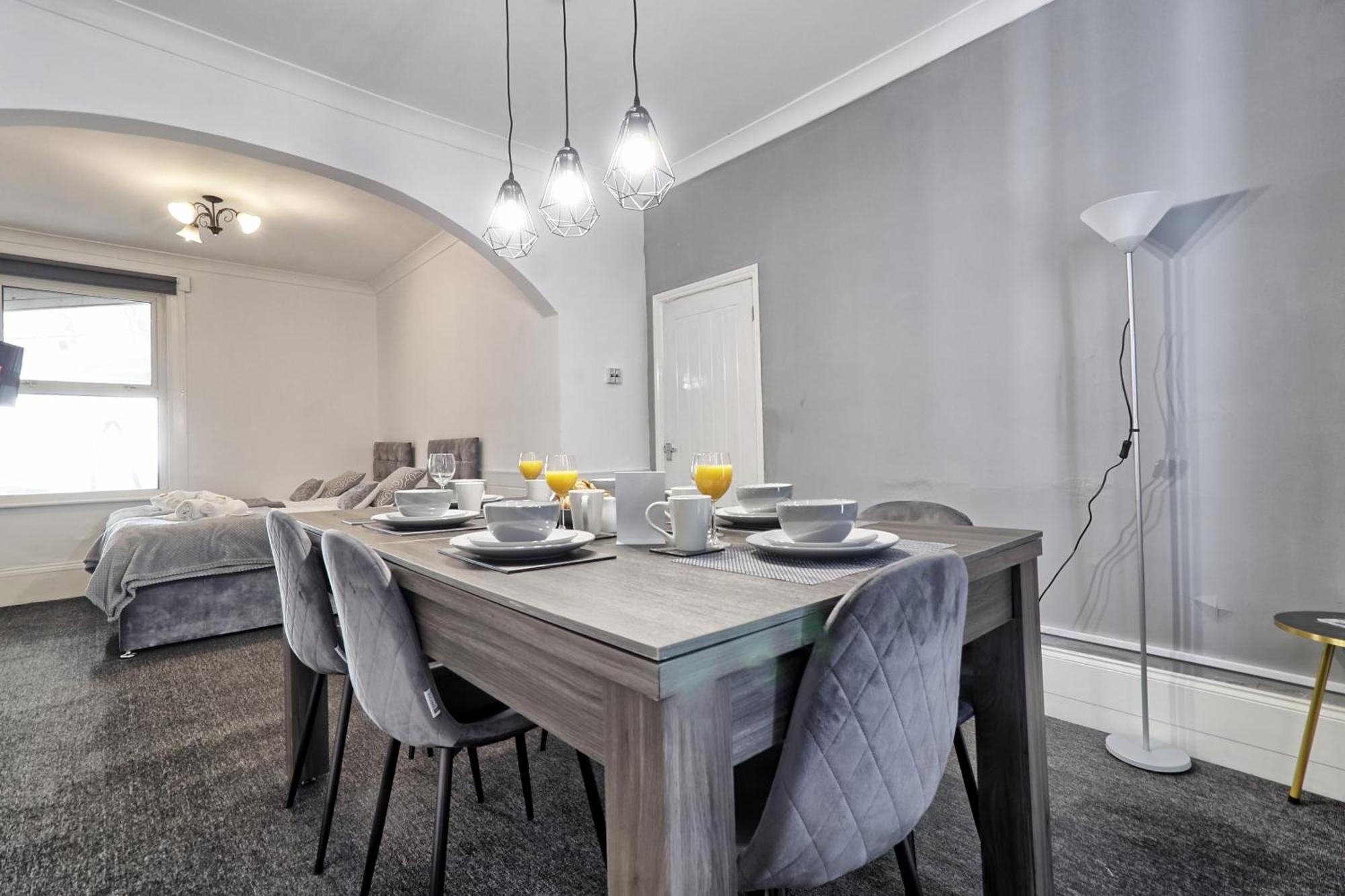 Beautiful Spacious Four Bedroom House With Parking For 2 Cars, 5 Minute Walk To Southend Station 외부 사진